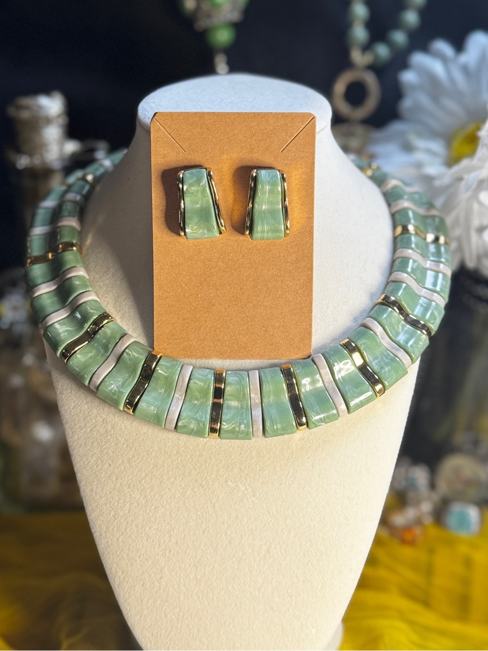 NWT Vintage Trifari Green Marbled Collar Necklace & Earrings Set